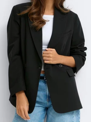 Svart oversized kavaj - Stilren svart oversized kavaj med klassisk krage och knappstängning framtill. Kavajen har raka ärmar, fickor med lock och en avslappnad passform. Perfekt att slänga över en t-shirt för en cool look.