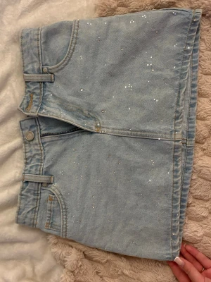 Fest jeans kjol  - SUPER snygg kort fest kjol med glitter detaljer på, från BERSHKA i storlek 32