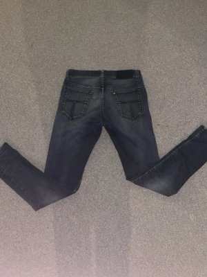 Tiger of sweden jeans - Hej! Säljer nu dessa riktigt schyssta jeans ifrån tiger of sweden. 9/10 skick och inga synliga defekter av användning på jeansen, storlek W30. Om du har några funderingar så tveka inte att höra av dig🙌