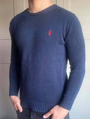 Ralph Lauren tröja - Säljer en otroligt snygg kabelstickad raffe tröja | Storlek: small, modellen är 178cm & 75kg | Nypris 2400kr, vårat 699. Mvh