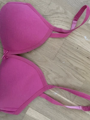 Rosa  bh från bpc - Snygg rosa  bh från bpc med justerbara axelband. Bh:n har en liten rosett mellan kuporna och är tillverkad i mjukt material som känns bekvämt mot huden.