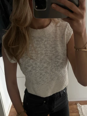 Vit stickad topp - En söt kort vit stickad topp🩷