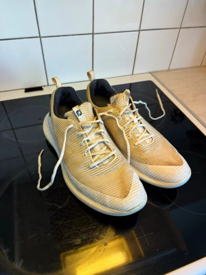 Footjoy golfskor  - Säljer dessa riktigt feta Golfskor från footjoy. Dom är endast smutsiga och har inte defekter. Bara att höra av dig vid frågor!