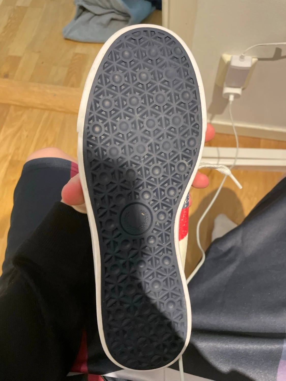 Vita Fred Perry sneakers med logga - 5