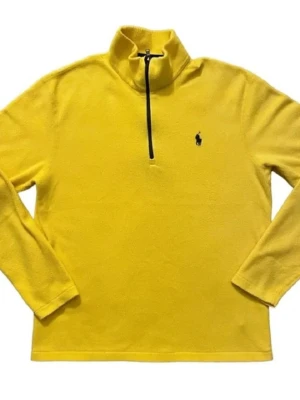 Gul fleece-tröja från Polo Ralph Lauren - Gul fleece-tröja med halv dragkedja och hög krage från Polo Ralph Lauren. Tröjan har lång ärm och den klassiska broderade loggan på bröstet. Perfekt för lager-på-lager och chill dagar.