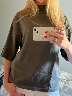 Zara Tröja - Säljer denna snygga grön/ gråa tröjan från Zara. Går att ha både till skola och middag!