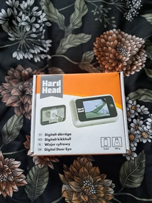 Digitalt dörröga Hard Head – Oanvänd i förpackning - Säljer ett helt nytt och oanvänt digitalt dörröga från Hard Head. Detta är den perfekta uppgraderingen för dig som vill byta ut ditt gamla analoga dörröga mot något modernare och säkrare utan krångel. Tydlig färgbild: Den stora 3,5" LCD-skärmen ger en klar och tydlig färgbild av vem som står utanför dörren. Enkel montering: Installeras helt utan kablar, vilket gör att du kan göra det själv på några minuter. Diskret: Inga skuggor eller rörelser avslöjas på utsidan när du tittar på skärmen.