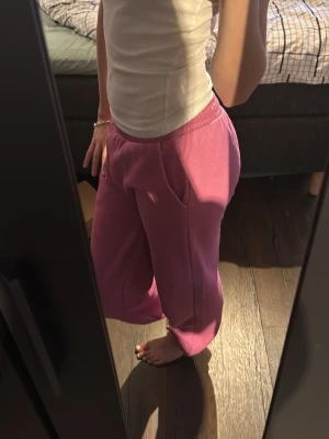 Rosa mjukisbyxor low waisted - Ett par mjukisbyxor slm jag sytt om low waist men de syns verkligen inte. Köpte på en outlet utomlands. De passar xs och s. Har knytning på insidan. Innerbenslängden är 78cm och 32 cm rakt över midjan. Dem är stretchiga och pösiga så om du är större så passar du endå. Knga fläckar eller nått . 