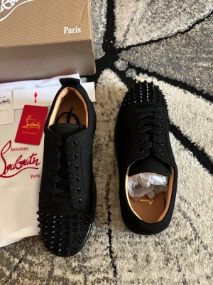 Christian Louboutin skor st 43 - Hej! Säljer mina fräsha och helt nya skor. Skit fina skor hade behållit de om de passa mig. Vid frågor är de bara och höra av sig 
