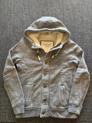 Abercrombie & Fitch cardigan ~ sällsynt  - Sjukt eftertraktad Abercrombie & Fitch cardigan i grå färg – stl S | Fint skick | Klassisk färg | Populär modell | Säljs snabbt | Skickas inom 24h 📦 | Snabb affär = bättre pris ✌️