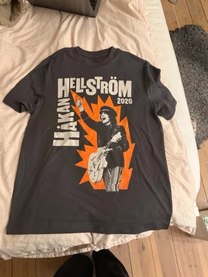 Håkan Hellström 2026 turné t-shirt - Sååå najs grå t-shirt från Håkan Hellström turne 2026. Limitid Edition. Säljer då jag köpte flera. Aldrig använd. Köpt för 450 kr på plats☺️Storlek Xs, men oversized så passar allt från xs till m. 