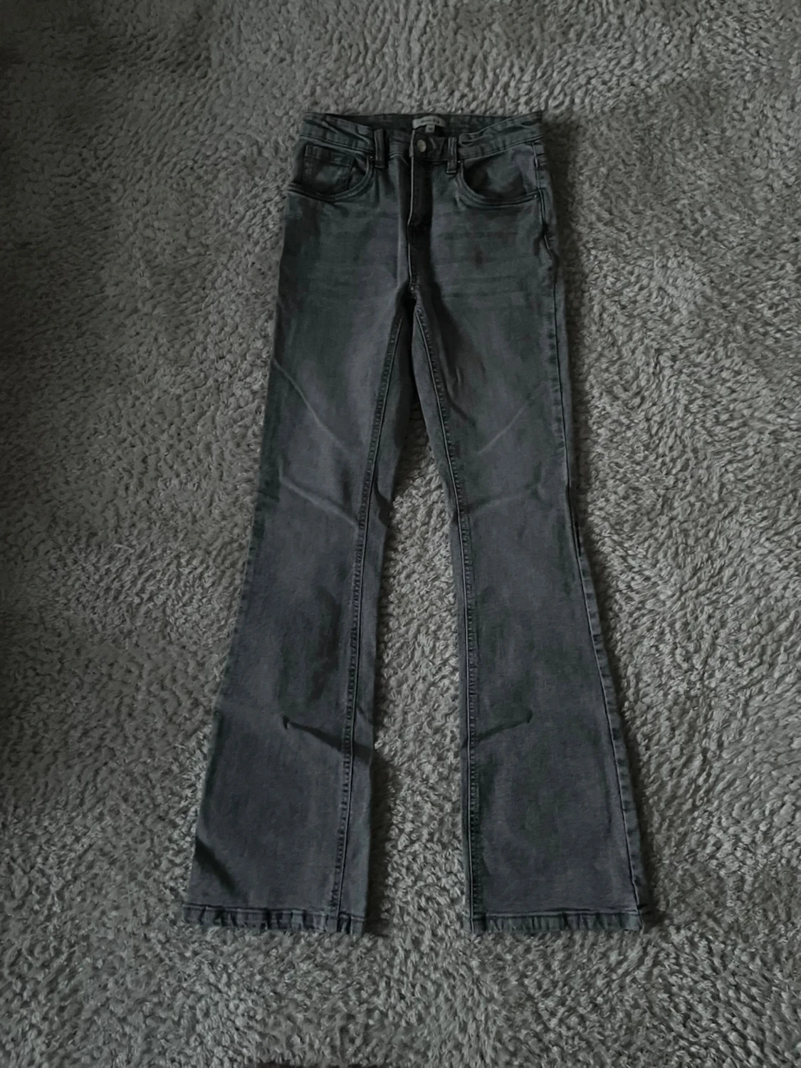 Grå bootcut jeans med medelhög midja