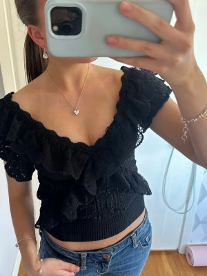 Stickad topp - Man kan ha den båda off shoulder och som vanligt! Storlek M men den passar även mig som vanligen har XS/S