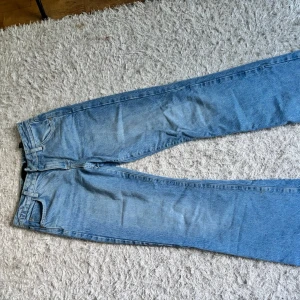 Supersnygga Zara jeans - Säljer dessa superfina Zara jeans i storlek 36. De är endast testade på då de ej passade☺️☺️jag är 165!!