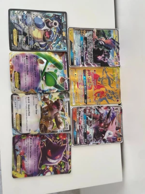 Pokémon GX/EX kort, 8 stycken - Säljer ett set med 8 Pokémon GX och EX samlarkort. Blandade motiv med färgstarka illustrationer och holografiska detaljer. Korten är tillverkade i papp och plast, perfekta för samlare eller Pokémon-fans som vill utöka sin kortsamling.