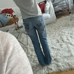 Lågmidjade bootcut jeans - OBS att knappen har lagats!  Lågmidjade bootcut jeans ❤️ Passar S. Jag är 172 cm för referens 
