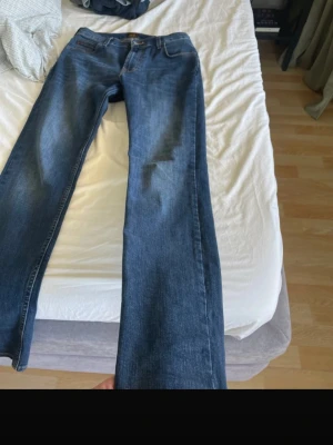 Blå raka jeans från Lee - Jätte snygga jeans från Lee. Bara använda några fåtal gånger! Storlek 30 längd 32