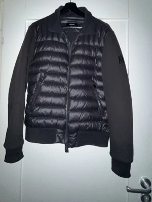 Mackage cardigan  - Snygg svart cardigan från Mackage. Köpte ny från hemsidan för 6000kr. Jackan har hög krage, dragkedja framtill och ribbade muddar. Perfekt för kalla dagar pris kan diskuteras.