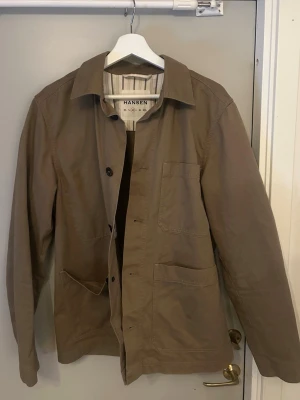 HANSEN Workwear Jacka - Köpt i Köpenhamn på HANSEN Garments butik förra sommaren och har använts 5 gånger sen dess, säljer den då den inte kommer till användning. Nypris 4500kr