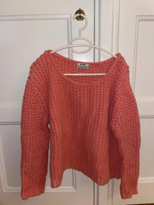 Rosa stickad tröja från Acne Studios - Säljer en chunky stickad tröja i en snygg rosa färg från Acne Studios💘. Tröjan har grovstickad struktur, rund halsringning och långa ärmar. Perfekt för lager-på-lager och en cool vardagslook. Jätte fin t sommaren med linne och vita jeans💕💓💞💖
