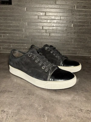 Svarta lanvin  - Stilrena svarta sneakers från lanvin i bra skick. Storleken är uk 7 sitter som eu 42, sulkräm har använts för att fräscha upp sulan.
