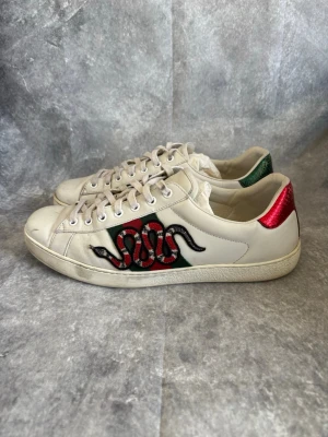 Gucci Ace  - Gucci Ace | storlek: 44 | skick: 8/10 (behövs en tvätt) | tveka inte på höra av dig vid frågor | mvh MD Closet🫡