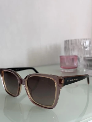 Marc Jacobs  - Bruna solglasögon från Marc Jacobs i modell: MARC 458/S 09Q. Fodralet finns tyvärr inte kvar. 