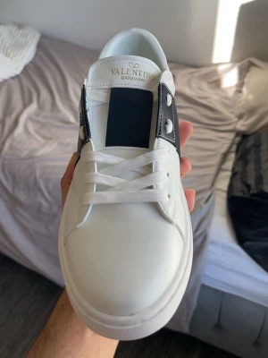 Valentino Garavani vita sneakers - Snygga vita sneakers från Valentino Garavani. Använd cirka 3 gånger boxen finns kvar som äkthet inga fläckar eller hål.