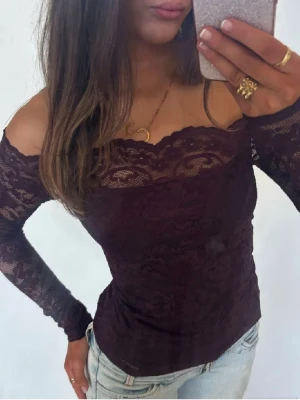 Offshoulder vinröd spetstopp  - Så fin Offshoulder vinröd/ plommonfärgad spetstopp! Jag är 168 och det är mina bilder, köp via köp nu direkt eller Swish, kvar tills markerad som såld 💖 