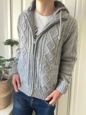 Angelo litrico cardigan  - Angelo litrico cardigan - fodrad- lite stor på modellen . Inga defekter! Modellen i bilderna är 180 cm 75 kg och bär Storlek L , Kom med frågor! 🌟 (Kan gå ned i pris vid köp av paket 😉) 