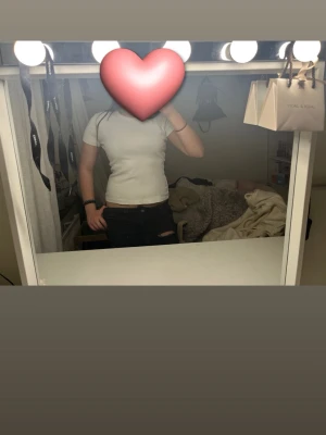 Vit tight t-shirt i bomull - En enkel och stilren vit t-shirt med tight passform och korta ärmar. Tillverkad i mjuk bomull som känns skön mot huden. Perfekt basplagg att matcha med jeans eller kjol.