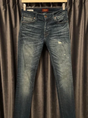 Jack&jones jeans - Slim Glenn  - Jack n jones jeans - skick 8/10, bra skick! - storlek 29/34, men kan också passa L32 - jag på bild 7 är 178cm och väger 60kg - sjukt fet wash på dessa jeans, även schyssta slitningar - hör av er vid frågor🙌