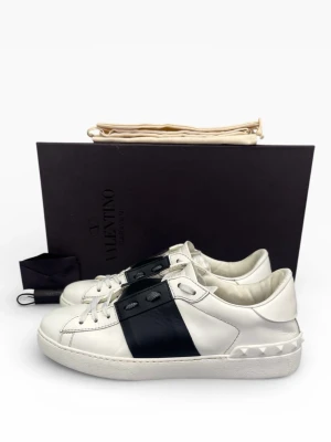 Valentino Garavani Open Sneakers – Vit | Strl 42 - Valentino Garavani Open sneakers i klassisk vit — ikonisk italiensk lyx i mycket gott skick med minimalt slitage. Signatur Rockstud detaljer och premium läder som håller i många år till. Storlek 42, true to size. Kan även köpas via vår hemsida www.nordens.store med Klarna & Paypal 😊 📦 Spårad frakt, väl förpackad.