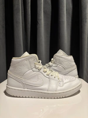 Jordan 1 Skor - Säljer ett par vita Jordan 1 High i okej skick. Skorna är använda en del men fungerar fortfarande bra. Sulorna är i bra skick och helhetsintrycket är fortfarande fräscht. Perfekta som vardagsskor.