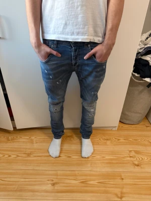 Dondup Jeans - Snygga blå slim fit jeans med slitna detaljer och lätt tvättad look Från Dondup modellen Conway men det passar som George, nyskick använd max 5 gånger. Nypris-4000kr mitt pris-899kr. Storlek 31 men kan passa som 32 också. Pris kan diskuteras vid snabba affärer 
