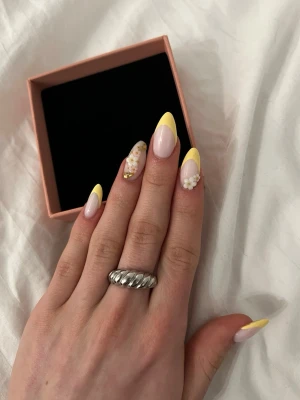Silvrig chunky ring i vridet mönster - Säljer en snygg chunky ring i silverfärgat metall med ett vridet, rep-liknande mönster. Ringen har en modern och stilren design som verkligen sticker ut på fingret. Perfekt för dig som gillar statement-smycken och vill addera något extra till din look. Aldrig använt, helt nytt skick❣️
