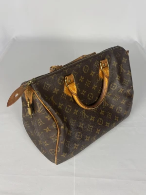 Louis Vuitton Speedy 30 - Louis Vuitton Speedy handväska med det klassiska monogramet. Storlek 30 (den är 30cm bred). Syns att den använts men den är bevarad i väldigt fint skick och har inga hål, fläckar, revor eller liknande. Självklart äkta! Skriv vid fler funderingar!
