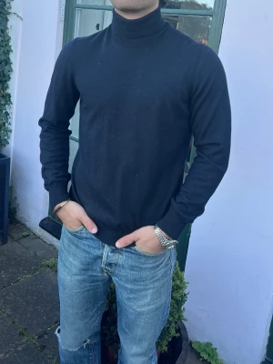 Gran Sasso - Turtleneck tröja - Grymt skön Turtleneck tröja från Gran Sasso! | Mycket fint skick! | 70% virgin wool 30% silk | Storlek: 50 vilket motsvarar M, men passar mer åt S! | Nypris: 2,000 SEK | Vid frågor eller funderingar finns jag i DM! 📩 Mvh CVB Closet