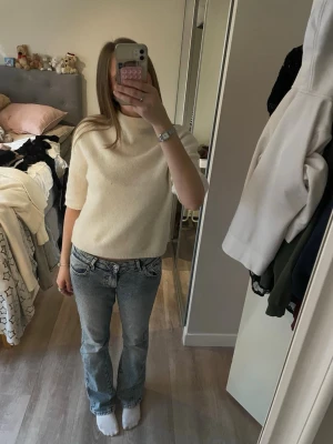 Stickad trendig tröja från Gina Tricot - Mysig beige stickad tröja från Gina Tricot med hög krage och raka ärmar. Tröjan har en enkel och clean design, perfekt för lager på lager och passar till det mesta. Materialet känns mjukt och bekvämt mot huden.