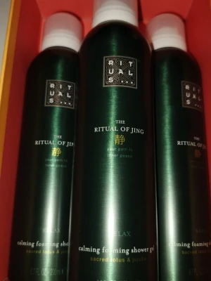 Rituals The Ritual of Jing duschgel - Tre flaskor Rituals The Ritual of Jing calming foaming shower gel med doft av sacred lotus och jujube. Flaskorna är mörkgröna med vita lock och har en lyxig metallisk finish. Perfekt för en avkopplande duschupplevelse.