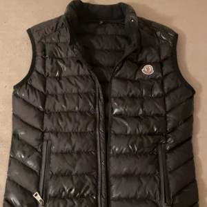 Moncler vest. - Säljer en svart moncler väst i storlek S. Jätte bra kvalitet.