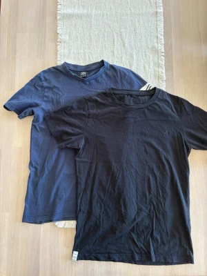 Herr två pack t-shirts - Storlek S ifrån Umbro & Replay. skickar inom 48h kika in min profil för mer fina plagg. Skriv om ni har några frågor!