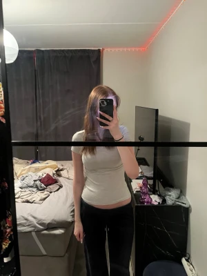 Ljusgrå tight t-shirt - En enkel och stilren ljusgrå t-shirt med tight passform och korta ärmar. Perfekt att matcha med jeans eller mjukisbyxor för en avslappnad look. T-shirten har rund halsringning och är gjord i ett mjukt material.