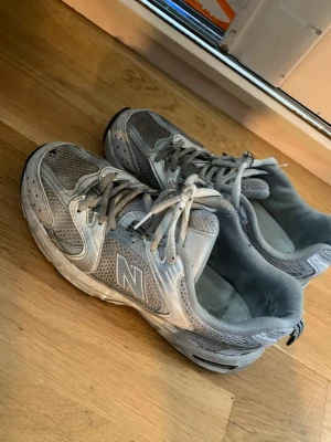 New balance skor  - Väldigt drabbade så säljer för endast 70kr till den som orkar fräscha upp dom