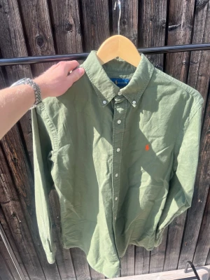 Grön skjorta från Ralph Lauren - Hallå! Vi har fått in denna extremt snygga olivgröna skjortan från Ralph Lauren i dunder skick! Storleken är M och vårt pris 399kr men går att sänkas vid snabb och smidig affär, nypris 1699kr. Skicket är verkligen 10/10! Vi fraktar samma dag o tvivla inte på att höra av dig vid frågor💙 // Studio II Resell 💙