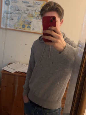 grå Kashmirhoodie - Snygg stilren hoodie från sayless. Matrial Kashmir passar strl S/xs