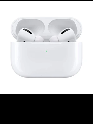 Apple AirPods Pro 2 - Säljer ett par Apple AirPods Pro i klassisk vit färg med tillhörande laddningsetui. Trådlösa in-ear-hörlurar med silikonproppar och stilren, kompakt design. Perfekta för musik, samtal och träning tack vare brusreducering och smidig passform.