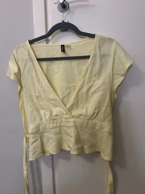 Gul blus - En söt gul blus med knytning i ryggen.