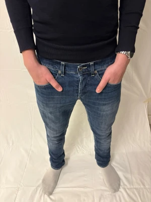 DONDUP GEORGE - Mörkblåa dondup jeans (storlek 30). Nypris 4000kr vårt pris 599kr! Om ni har några frågor kontakta oss!