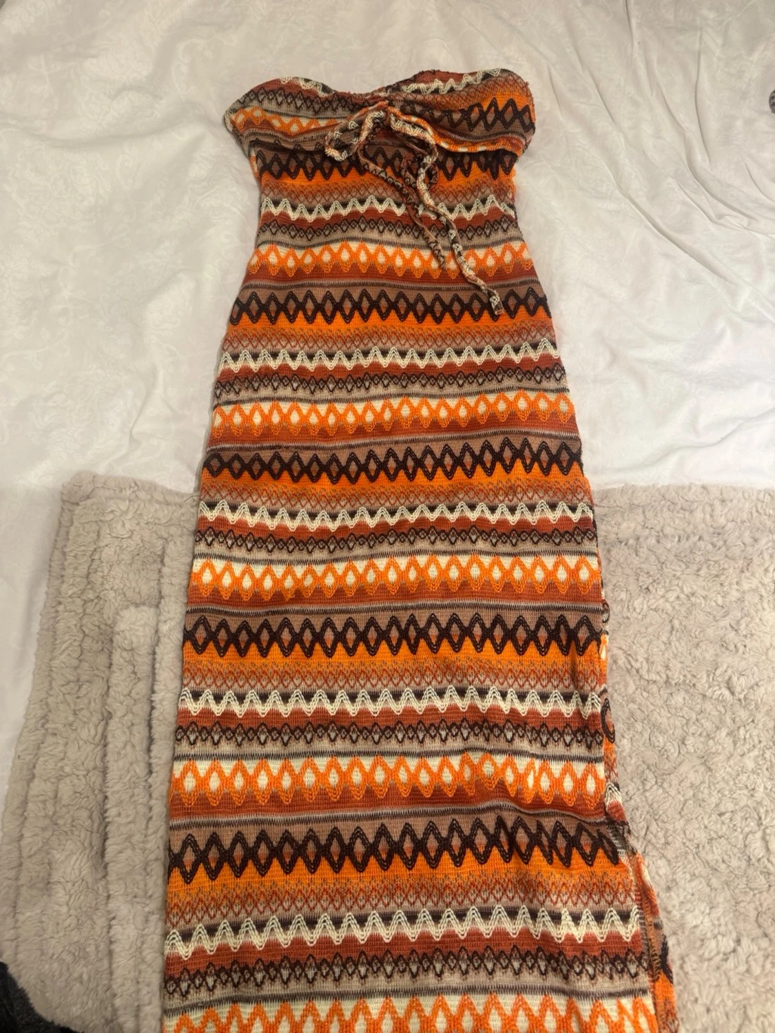 Mönstrad långklänning i orange toner - 1